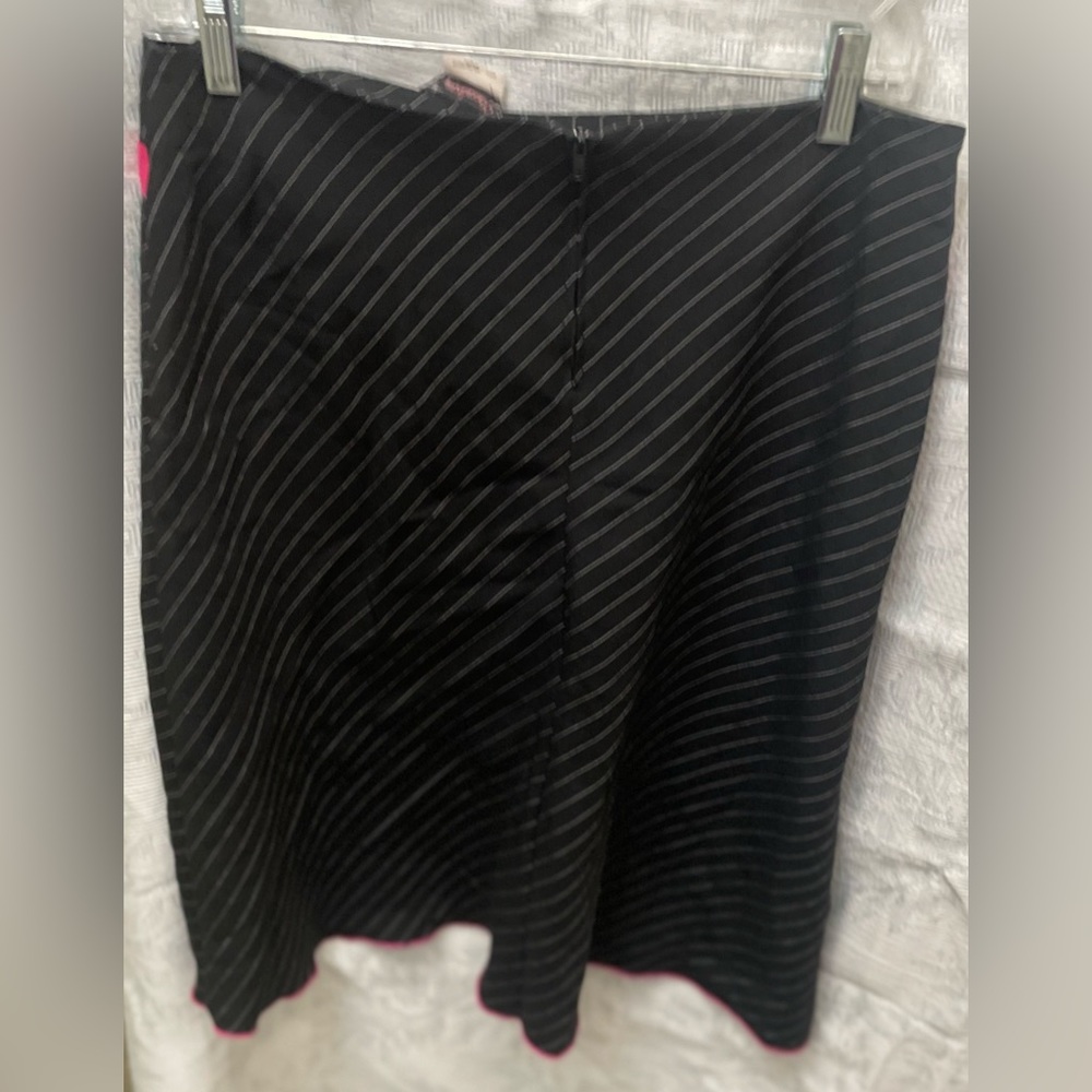 Pinstripe skirt - Picture 2 of 3
